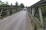 Mobil bergantian melintasi jembatan bailey (jembatan darurat rangka baja) di Desa Ngadi, Kediri, Jawa Timur, Selasa (17/11/2020). Jembatan penghubung Kediri dengan Tulungagung tersebut belum diperbaiki sejak roboh pada Februari 2017 dan hanya dipasang jembatan darurat satu lajur yang kurang menjamin keselamatan. Antara Jatim/Prasetia Fauzani/zk