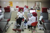 Warga mendonorkan darahnya di Kantor Palang Merah Indonesia (PMI) Kota Bandung, Jawa Barat, Selasa (17/11/2020). PMI Kota Bandung menyatakan, saat ini stok darah di tempat tersebut menipis dengan total tujuh kantong darah jenis packedredcell (PRC) dan empat kantong darah jenis trombocyt (TC) akibat meningkatnya permintaan dan menurunnya pendonor darah saat pandemi COVID-19. ANTARA JABAR/Raisan Al Farisi/agr
