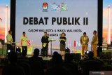 Pasangan calon Wali Kota dan Wakil Wali Kota Surabaya nomor urut satu Eri Cahyadi (kiri) dan Armuji (kedua kiri) menjawab pertanyaan panelis disaksikan pasangan nomor urut dua Machfud Arifin (kedua kanan) dan Mujiaman (kanan) saat Debat Publik kedua Pemilihan Kepala Daerah (Pilkada) Kota Surabaya di Surabaya, Jawa Timur, Rabu (18/11/2020). Debat publik kedua tersebut membahas tema tentang 