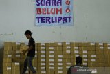 Pekerja mengangkut kardus berisi surat suara Pilkada Karawang 2020 di Gedung Olahraga Panatayudha, Karawang, Jawa Barat, Rabu (18/11/2020). KPU Kabupaten Karawang telah menerima surat suara untuk pilkada Karawang sebanyak 1.686.765 lembar dan dijadwalkan akan disortir dan dilipat pada Kamis (19/11) dengan estimasi waktu maksimal selama lima hari. ANTARA JABAR/M Ibnu Chazar/agr