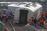 Sejumlah teknisi berusaha mengevakuasi rangkaian gerbong kereta api tak berlokomotif yang anjlok setelah sebelumnya meluncur tanpa kendali sejauh dua kilometer dan menabrak eskavator di Stasiun Kotalama, Malang, Jawa Timur, Rabu (18/11/2020). Tidak ada korban jiwa dalam kejadian tersebut. Antara Jatim/Ari Bowo Sucipto/zk.