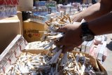 Barang bukti rokok ilegal hasil sitaan sebelum dimusnahkan di Kantor Pengawasan dan Pelayanan Bea dan Cukai (KPPBC) Tipe Madya Pabean Juanda, Sidoarjo, Jawa Timur, Rabu (18/11/2020). Kantor pengawasan dan pelayanan Bea dan Cukai Tipe Madya Pabean B Sidoarjo memusnahkan 7.679.460 batang rokok ilegal yang tidak dilengkapi cukai atau menggunakan cukai bekas, hasil penindakan selama enam bulan. Antara Jatim/Umarul Faruq/zk