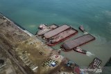 Foto udara proyek pembangunan Pelabuhan Patimban, Kabupaten Subang, Jawa Barat, Rabu (18/11/2020). Gubernur Jawa Barat Ridwan Kamil menyatakan Pelabuhan Patimban akan menjadi pusat pertumbuhan kota metropolitan baru dalam pengembangan segitiga emas Rebana, serta diharapkan dapat menciptakan kurang lebih 4,3 juta lapangan pekerjaan baru yang terdiri dari pekerjaan dalam kawasan industri dan juga sebagai penggerak pertumbuhan ekonomi Jawa Barat. ANTARA JABAR/Raisan Al Farisi/agr