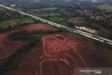 Foto udara proyek pembangunan Kawasan Subang Smartpolitan disamping Jalan Tol Cipali di Kabupaten Subang, Jawa Barat, Rabu (18/11/2020). Kawasan Subang Smartpolitan merupakan salah satu wilayah yang masuk dalam rencana Pemprov Jawa Barat dalam mengembangkan kawasan Metropolitan Rebana yang nantinya di kawasan tersebut akan diwujudkan penggunaan kendaraan listrik, industri 4.0, fiber optik, internet 5G, kota ramah lingkungan dan penggunaan energi terbarukan. ANTARA JABAR/Raisan Al Farisi/agr