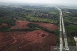 Foto udara proyek pembangunan Kawasan Subang Smartpolitan disamping Jalan Tol Cipali di Kabupaten Subang, Jawa Barat, Rabu (18/11/2020). Kawasan Subang Smartpolitan merupakan salah satu wilayah yang masuk dalam rencana Pemprov Jawa Barat dalam mengembangkan kawasan Metropolitan Rebana yang nantinya di kawasan tersebut akan diwujudkan penggunaan kendaraan listrik, industri 4.0, fiber optik, internet 5G, kota ramah lingkungan dan penggunaan energi terbarukan. ANTARA JABAR/Raisan Al Farisi/agr