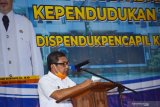 Sekretaris Daerah Kabupaten Madiun Tontro Pahlawanto memberikan sambutan saat Sosialisasi Pelayanan Administrasi Kependudukan di Kabupaten Madiun, Jawa Timur, Rabu (18/11/2020). Pemkab Madiun menggelar Sosialisasi Pelayanan Administrasi Kependudukan diikuti 56 orang pemangku kepentingan dimaksudkan agar masyarakat memahami peraturan administrasi kependudukan yang baru, terutama berkaitan pelayanan administrasi kependudukan secara daring. Antara Jatim/Siswowidodo/zk