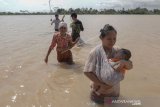 PENGUNGSI BANJIR DI BANYUMAS PILIH PULANG