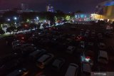 Foto udara suasana pemutaran film dari dalam mobil (drive-in) di area parkir Grand City, Surabaya, Jawa Timur, Kamis (19/11/2020). Pemutaran film yang berlangsung hingga 29 November tersebut menjadi alternatif hiburan bagi masyarakat Kota Surabaya di tengah pandemi COVID-19. Antara Jatim/Moch Asim/zk.