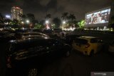 Pengunjung menyaksikan pemutaran film dari dalam mobil (drive-in) di area parkir Grand City, Surabaya, Jawa Timur, Kamis (19/11/2020). Pemutaran film yang berlangsung hingga 29 November tersebut menjadi alternatif hiburan bagi masyarakat Kota Surabaya di tengah pandemi COVID-19. Antara Jatim/Moch Asim/zk.