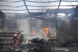 Petugas pemadam kebakaran berusaha memadamkan api yang menghanguskan pabrik kasur di Cibeureum, Cimahi, Jawa Barat, Kamis (19/11/2020). Kebakaran yang menghanguskan sebuah pabrik dan gudang kasur tersebut masih dalam penyelidikan pihak berwajib. ANTARA JABAR/Raisan Al Farisi/agr