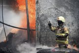 Petugas pemadam kebakaran berusaha memadamkan api yang menghanguskan pabrik kasur di Cibeureum, Cimahi, Jawa Barat, Kamis (19/11/2020). Kebakaran yang menghanguskan sebuah pabrik dan gudang kasur tersebut masih dalam penyelidikan pihak berwajib. ANTARA JABAR/Raisan Al Farisi/agr