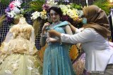 Seorang model memperagakan busana pengantin dalam pameran perlengkapan pernikahan bertajuk 