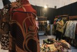 Warga mengunjungi  stan batik 'Indonesian Product Expo' (INAPRO) 2020 di Surabaya, Jawa Timur, Kamis (19/11/2020). Pameran yang memamerkan produk-produk buatan Indonesia dan berlangsung sampai 22 November 2020 itu bertujuan untuk menggerakkan kembali ekonomi dalam negeri yang terdampak oleh pandemi COVID-19