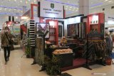 Warga mengunjungi  'Indonesian Product Expo' (INAPRO) 2020 di Surabaya, Jawa Timur, Kamis (19/11/2020). Pameran yang memamerkan produk-produk buatan Indonesia dan berlangsung sampai 22 November 2020 itu bertujuan untuk menggerakkan kembali ekonomi dalam negeri yang terdampak oleh pandemi COVID-19