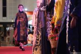 Sejumlah peragawati memamerkan busana yang dikenakkannya saat 'Indonesian Product Expo' (INAPRO) 2020 di Surabaya, Jawa Timur, Kamis (19/11/2020). Pameran yang memamerkan produk-produk buatan Indonesia dan berlangsung sampai 22 November 2020 itu bertujuan untuk menggerakkan kembali ekonomi dalam negeri yang terdampak oleh pandemi COVID-19. Antara Jatim/Didik/Zk