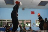 Seniman dari Kelompok Bermain Kangkung Berseri (KBKB) memainkan teaterikal berjudul Ruang Kelas Kosong karya sutradara Agus Fauzi Romadhon di SDN Klojen, Malang, Jawa Timur, Jumat (20/11/2020). Pertunjukan teater yang mempergunakan ruang kelas sebagai panggung tersebut menceritakan tentang dampak pandemi COVID-19 bagi dunia pendidikan. Antara Jatim/Ari Bowo Sucipto/um