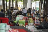 Suasana kerumunan pedagang dan warga di Alun-alun Bandung, Jawa Barat, Jumat (20/11/2020). Pemerintah Kota Bandung berencana akan menutup kembali ruang publik karena dinilai masih banyak kerumunan warga yang mengabaikan protokol kesehatan sehingga rentan terjadinya lonjakan kasus COVID-19 di Kota Bandung. ANTARA JABAR/Raisan Al Farisi/agr