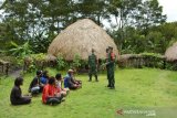 Babinsa Wamena tingkatkan upaya mencegah COVID melalui sosialisasi