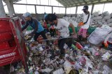 Pekerja memilah sampah yang akan di produksi menjadi BBM di Kedungrejo, Muncar, Banyuwangi, Jawa Timur, Jumat (20/11/2020). Pengelola mengatakan selain bertujuan untuk mengatasi persoalan sampah, alat tersebut dalam memproduksi 1 ton sampah plastik mampu menghasilkan 700 liter solar dex, 100 liter premium, minyak tanah dan minyak mentah. Antara Jatim/Budi Candra Setya/mas.