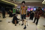 Salah satu penyandang disabilitas mencoba berjalan dengan kaki palsu saat bakti sosial Lions Club Surabaya (LCS) Shining, di Mall Grand City, Surabaya, Jawa Timur, Minggu (22/11/2020). Bakti sosial pemberian 10 kaki palsu tersebut sebagai bentuk kepedulian Lions Club Surabaya (LCS) Shining kepada penyandang disabilitas guna memberikan kemudahan bagi mereka dalam beraktivitas sekaligus dalam rangka memperingati HUT ke-7 LCS Shining. Antara Jatim/Moch Asim/mas.