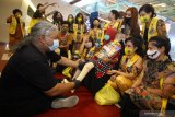 Charter President/Founder Lions Club Surabaya (LCS) Shining Lianawati Tjokrohartono (kedua kanan) dan anggota lainnya menyaksikan pemasangan kaki palsu kepada salah satu penyandang disabilitas saat bakti sosial di Mall Grand City, Surabaya, Jawa Timur, Minggu (22/11/2020). Bakti sosial pemberian 10 kaki palsu tersebut sebagai bentuk kepedulian LCS Shining kepada penyandang disabilitas guna memberikan kemudahan bagi mereka dalam beraktivitas sekaligus dalam rangka memperingati HUT ke-7 Lions Club Surabaya Shining. Antara Jatim/Moch Asim/mas.