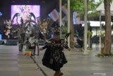 Model mengenakan pelindung wajah dan masker saat mengikuti virtual World Kids Carnival (WKC) 2020 di Jember, Jawa Timur, Minggu (22/11/2020). WKC tersebut diikuti 13 negara di lima benua, yang digelar secara luring dan daring di masa pandemi COVID-19, sambil membawa pesan perdamaian, kreativitas, dan keselamatan dalam satu tema 