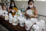 Perajin menguaskan kertas tisu bergambar saat membuat pot decoupage di kawasan Sepande, Candi, Sidoarjo, Jawa Timur, Selasa (24/11/2020). Untuk meningkatkan nilai jual, Perajin pot berkreasi dengan menggambar menggunakan teknik decoupage. Antara Jatim/Umarul Faruq/um