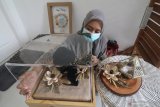 Perajin memasang kotak kaca pada tempat hantaran pernikahan buatannya di Kota Kediri, Jawa Timur, Selasa (24/11/2020). Perajin mulai mendapatkan pesanan tempat hantaran pernikahan hingga 5 buah per bulan dengan harga Rp65 ribu hingga Rp850 ribu per buah seiring mulai banyaknya masyarakat yang menyelenggarakan resepsi pernikahan saat pandemi COVID-19. Antara Jatim/Prasetia Fauzani/mas