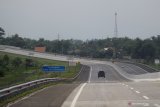 Kendaraan melintas di jalan tol Krian-Legundi-Bunder-Manyar (KLBM) di Gresik, Jawa Timur, Selasa (24/11/2020). Pembangunan proyek jalan tol KLBM sepanjang 38,9 kilometer yang akan segera dibuka untuk umum tersebut untuk mendukung peningkatan dan pemerataan perekonomian nasional serta memudahkan aksesibilitas atau mobilisasi kendaraan logistik ke kawasan industri 