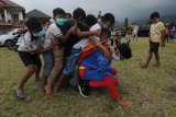 Seorang relawan menggunakan kostum super hero saat bermain bersama anak-anak di Tempat Pengungsian Sementara Gunung Merapi, Klakah, Selo, Boyolali, Jawa Tengah, Sabtu (21/11/2020). Selain untuk menghibur agar anak-anak tetap ceria di tempat pengungsian, kegiatan bermain dan mendongen tersebut juga memberikan nilai-nilai kebersamaan dan saling menolong dalam situasi apapun terutama menghadapi kebencaan Gunung Merapi. ANTARA FOTO/Aloysius Jarot Nugroho/hp.