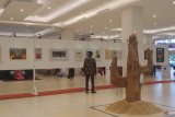 Puluhan lukisan dipajang dalam pameran untuk kemanusiaan di Padang