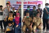 Dinas Perdagangan Koperasi dan UKM Kota Solok gelar kursus pembuatan sepatu