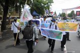 Sejumlah guru tidak tetap (GTT) dan pegawai tidak tetap (PTT) melakukan aksi di Kantor DPRD Jember, Jawa Timur, Rabu (25/11/2020). Dalam aksinya puluhan GTT - PTT di Kabupaten Jember menggugat bupati karena pemerintah daerah tidak memperhatikan nasib mereka, seperti pemenuhan honor GTT - PTT sesuai UMK Jember, dan honor dianggarkan di APBD Kabupaten Jember. Antara Jatim/Seno/Um