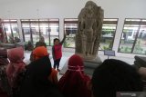 Arkeolog Balai Pelestarian Cagar Budaya Jawa Timur Nunuk Kristiani menyampaikan materi kepada sejumlah pelajar saat kegiatan bertajuk 