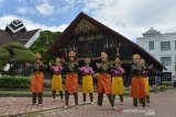 Sejumlah penari berbusana adat Aceh menampilkan tari tradisional Seulawet di Museum Aceh, Banda Aceh, Aceh, Kamis (24/11/2020). Penampilan tari tradisional di Museum Aceh itu dalam rangka promosi wisata budaya secara virtual di tengah pandemi COVID-19. Antara Aceh/Ampelsa.
