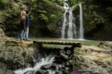 Warga melihat wisata air terjun di Curug (air terjun) Ciangin, Ciater, Kabupaten Subang, Jawa Barat, Rabu (25/11/2020). Gubernur Provinsi Jawa Barat mengatakan sedikitnya ada 400  Air Terjun se-Jawa Barat yang siap dikembangkan untuk menjadi  potensi daya tarik wisata di Indonesia. ANTARA JABAR/Novrian Arbi/agr