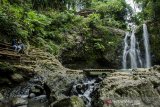 Warga melihat wisata air terjun di Curug (air terjun) Ciangin, Ciater, Kabupaten Subang, Jawa Barat, Rabu (25/11/2020). Gubernur Provinsi Jawa Barat mengatakan sedikitnya ada 400  Air Terjun se-Jawa Barat yang siap dikembangkan untuk menjadi  potensi daya tarik wisata di Indonesia. ANTARA JABAR/Novrian Arbi/agr