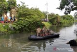 Prajurit Batalyon Intai Amfibi 2 Marinir (Yontaifib 2 Mar) Pasmar 2 melakukan pencarian korban tenggelam di Kali Buntung desa Tawangsari, Taman, Sidoarjo, Jawa Timur, Rabu (25/11/2020). Pencarian korban tenggelam (Dani Pramana Putra) yang dilakukan 13 prajurit Batalyon Intai Amfibi 2 Marinir dibawah pimpinan Letda Mar Tri Candra berhasil menemukan korban tenggelam setelah semalaman melakukan pencarian. Antara Jatim/Dispen Kormar/Um