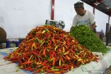 Pedagang menata cabai merah dan hijau di Pasar Tanjung Jember, Jawa Timur, Kamis (26/11/2020). Dalam seminggu terakhir harga berbagai jenis cabai mengalami kenaikan, seperti harga cabai besar merah dari Rp25.000 per Kg menjadi Rp29.000 per Kg, cabai rawit merah dari Rp22.000 per Kg menjadi Rp30.000 per Kg, dan cabai rawit hijau dari Rp8.000 per Kg menjadi Rp10.000 per Kg akibat musim hujan dan pasokan berkurang. Antara Jatim/Seno/Um