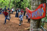 Anak-anak memainkan permainan tradisional di Kampung Kertabumi, Kabupaten Ciamis, Jawa Barat, Kamis (26/11/2020). Berbagai jenis permainan tradisional seperti congklak, sasarungan, pecle dan gangsing bambu diajarkan kepada anak-anak untuk memperkenalkan kembali 