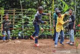 Anak-anak memainkan permainan tradisional di Kampung Kertabumi, Kabupaten Ciamis, Jawa Barat, Kamis (26/11/2020). Berbagai jenis permainan tradisional seperti congklak, sasarungan, pecle dan gangsing bambu diajarkan kepada anak-anak untuk memperkenalkan kembali 