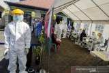 Petugas Kelompok Penyelenggara Pemungutan Suara(KPPS) menjalani tes cepat (Rapid Test) COVID-19 untuk Pilkada Kabupaten Bandung 2020 di Kantor Desa Dayeuhkolot, Kabupaten Bandung, Jawa Barat, Kamis (26/11/2020). Sebanyak 61.866 anggota KPPS serta Petugas Pengamanan Tempat Pemungutan Suara (PAM TPS) KPU Kabupaten Bandung mengikuti tes guna memastikan kesehatan dan pecegahan penularan COVID-19 saat pelaksaanaan Pemungutan suara Pemilu Bupati Kabupaten Bandung desember mendatang. ANTARA JABAR/Novrian Arbi/agr