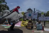 Seniman pantomim Wanggi Hoed bersama aktivis melakukan aksi teatrikal pawai untuk iklim di depan Gedung Sate, Bandung, Jawa Barat, Jumat (27/11/2020). Aksi serentak dari empat kota di Indonesia oleh sejumlah aktivis dan anak muda  tersebut sebagai bentuk kampanye dan menuntut tindakan nyata atas penyelamatan iklim seperti hentikan investasi sektor energi kotor, tingkatkan ambisi NDC juga menjamin keadilan masyarakat adat. ANTARA JABAR/Novrian Arbi/agr