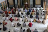 Jamaah melaksakanan shalat di Masjid Kabupaten Jombang, Jawa Timur, Jumat (27/11/2020). Pengurus Masjid menerapkan pemberian jarak 15 cm hingga 30 cm antarjamaah dalam saf (barisan) pada setiap salat guna meminimalisir dan mencegah penyebaran Virus Corona atau COVID-19. Antara Jatim/Syaiful Arif/Um