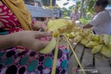 Warga menganyam kulit ketupat di Kampung Ketupat Sungai Baru, Banjarmasin, Kalimantan Selatan, Kamis (26/11/2020). Pemerintah Kota Banjarmasin memasukkan Kampung ketupat menjadi satu dari 10 destinasi wisata yang dikembangkan di tahun 2020. Foto Antaranews Kalsel/Bayu Pratama S.