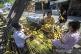 Warga menganyam kulit ketupat di Kampung Ketupat Sungai Baru, Banjarmasin, Kalimantan Selatan, Kamis (26/11/2020). Pemerintah Kota Banjarmasin memasukkan Kampung ketupat menjadi satu dari 10 destinasi wisata yang dikembangkan di tahun 2020. Foto Antaranews Kalsel/Bayu Pratama S.