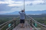 Wisatawan menikmati keindahan alam di Gunung Mayang,Kecamatan Simpangempat, Kabupaten Tanah Bumbu, Kalimantan Selatan, Jumat (27/11/2020). Wisata perbukitan alam yang dikelola pihak swasta tersebut menjadi destinasi wisata yang banyak dikunjungi warga pada setiap hari libur. Foto Antaranews Kalsel/Bayu Pratama S.