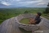 Wisatawan menikmati keindahan alam di Gunung Mayang,Kecamatan Simpangempat, Kabupaten Tanah Bumbu, Kalimantan Selatan, Jumat (27/11/2020). Wisata perbukitan alam yang dikelola pihak swasta tersebut menjadi destinasi wisata yang banyak dikunjungi warga pada setiap hari libur. Foto Antaranews Kalsel/Bayu Pratama S.