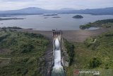 Foto udara Waduk Jatigede di Kabupaten Sumedang, Jawa Barat, Jumat (27/11/2020). Proyek Sistem Penyediaan Air Minum (SPAM) Jatigede merupakan proyek strategis nasional untuk mendukung infrastruktur di kawasan Metropolitan Rebana yang bertujuan untuk mendistribusikan air bersih secara merata dan meningkatkan cakupan area layanan air bersih di Wilayah Cirebon Raya dengan total kapasitas sebesar 3.500 liter per detik. ANTARA JABAR/Adeng Bustomi/agr