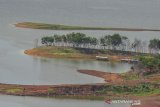 Foto suasana Waduk Jatigede di Kabupaten Sumedang, Jawa Barat, Jumat (27/11/2020). Proyek Sistem Penyediaan Air Minum (SPAM) Jatigede merupakan proyek strategis nasional untuk mendukung infrastruktur di kawasan Metropolitan Rebana yang bertujuan untuk mendistribusikan air bersih secara merata dan meningkatkan cakupan area layanan air bersih di Wilayah Cirebon Raya dengan total kapasitas sebesar 3.500 liter per detik. ANTARA JABAR/Adeng Bustomi/agr